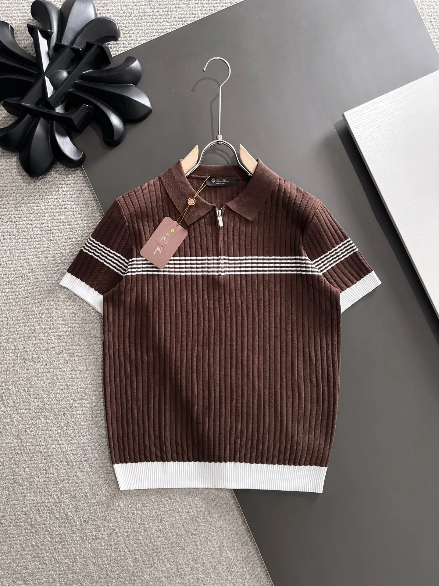 Next day shipment LP high quality Loro Piana 26ss New Arrival men's short-sleeved T-shirt Made of combed cotton yarn knitted cotton fabric, no pressure when entering and exiting the counter Exclusive control of raw materials It feels substantial when weighed, and the upper body is more textured than ordinary T-shirts. This texture can cope with the weather easily and is suitable for both hot and cold! Loose fit design, looks noble. The only correct version is available Size: M to XXXL